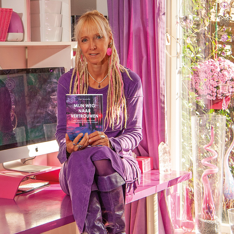 Karin Tjeerdema met haar boek ‘Mijn weg naar vertrouwen’ Karin Tjeerdema met haar boek 'Mijn weg naar vertrouwen'